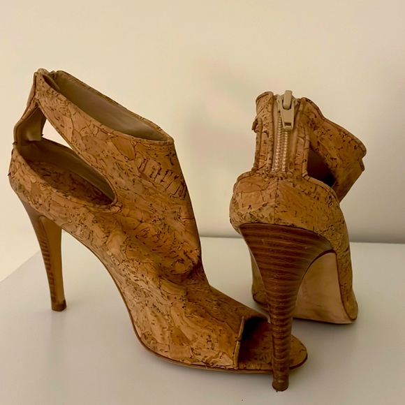 Manolo blahnik 37.5 size 7.5 heal is intact , worn maybe 4 times tops - Picture 1 of 7